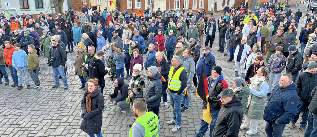 Blick auf die Teilnehmer kurz vor Ende der Veranstaltung auf dem Neustädter Platz von Tangermünde. Etliche sind bereits gegangen, da es am Freitagabend ungemütlich kalt und windig war.
