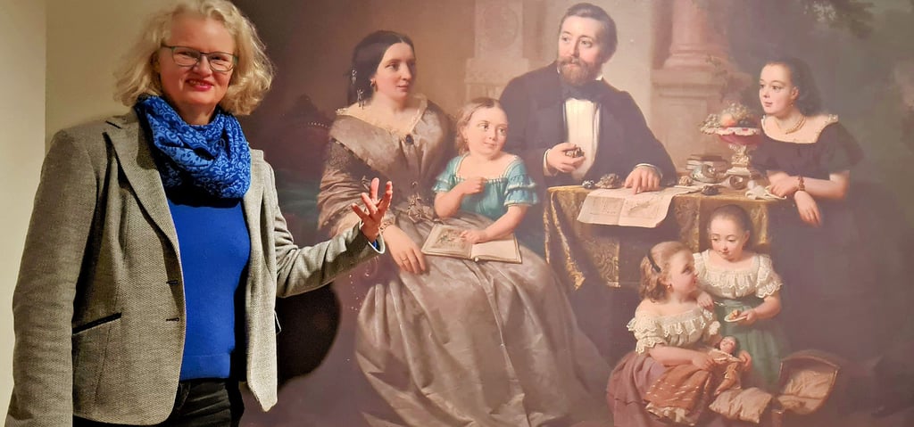 Kuratorin Sabine Ullrich präsentiert die Familie Budenberg. Ganz rechts ist die junge Alwine Arnold zu sehen.