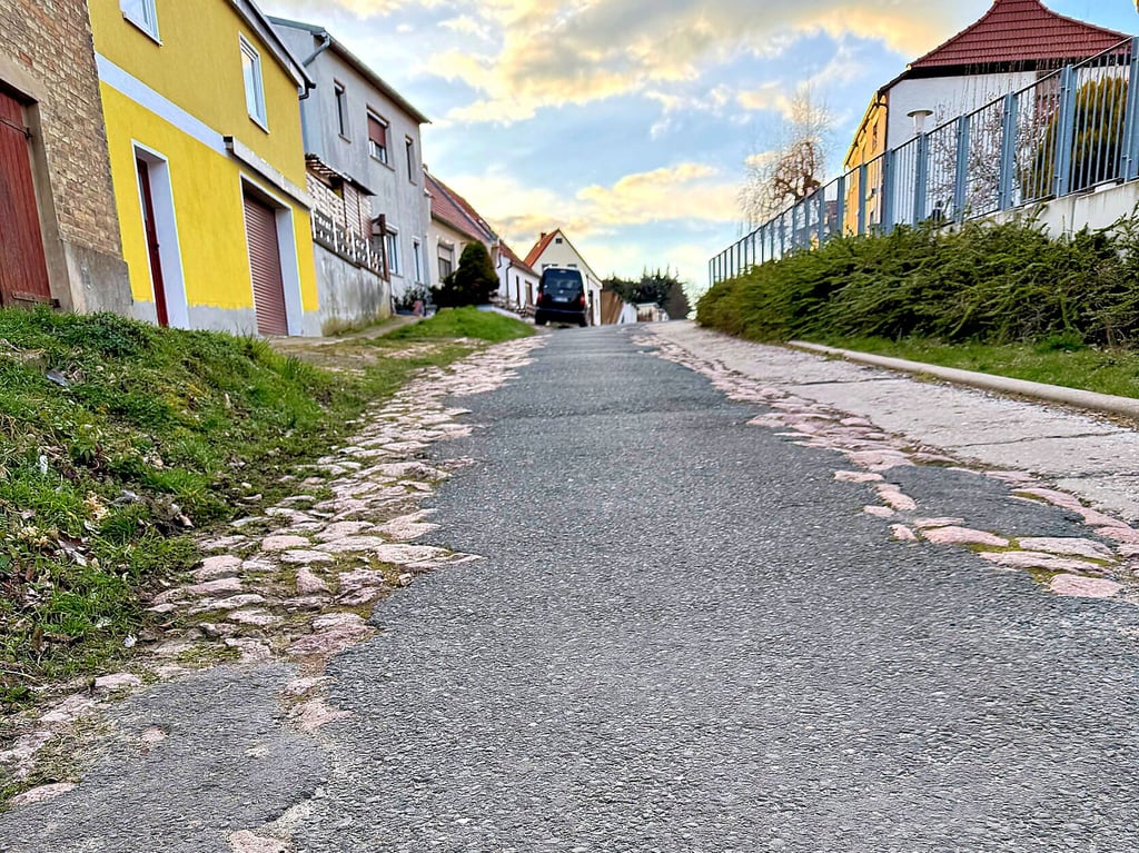 Der Quedlinburger Weg in Hecklingen befindet sich zum Leidwesen der Anwohner zusammen mit anderen Straßen in diesem Bereich in einem katastrophalen Zustand und müsste dringend erneuert werden.