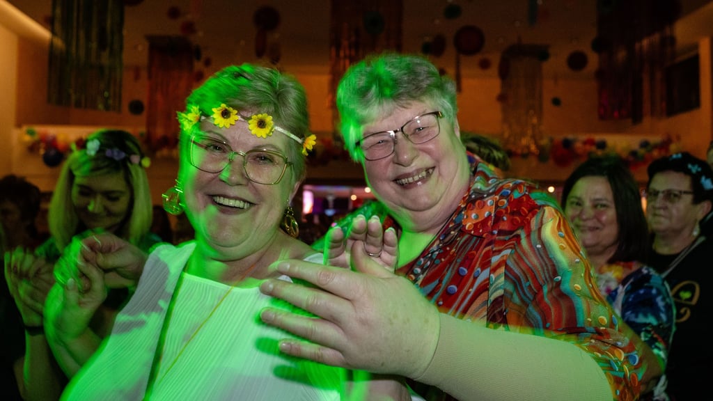 Manuela Blei (li.) und Elke Naujokat von der Frauenselbshilfe Krebs, Ortsgruppe Jessen, genießen die Fete in Prettin als Ehrengäste.