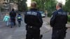 Eine Polizeistreife patrouilliert vor dem Thomas Müntzer Gymnasium in Halle. Auch hier gab es 2023 vermehrt jugendliche Delikte.