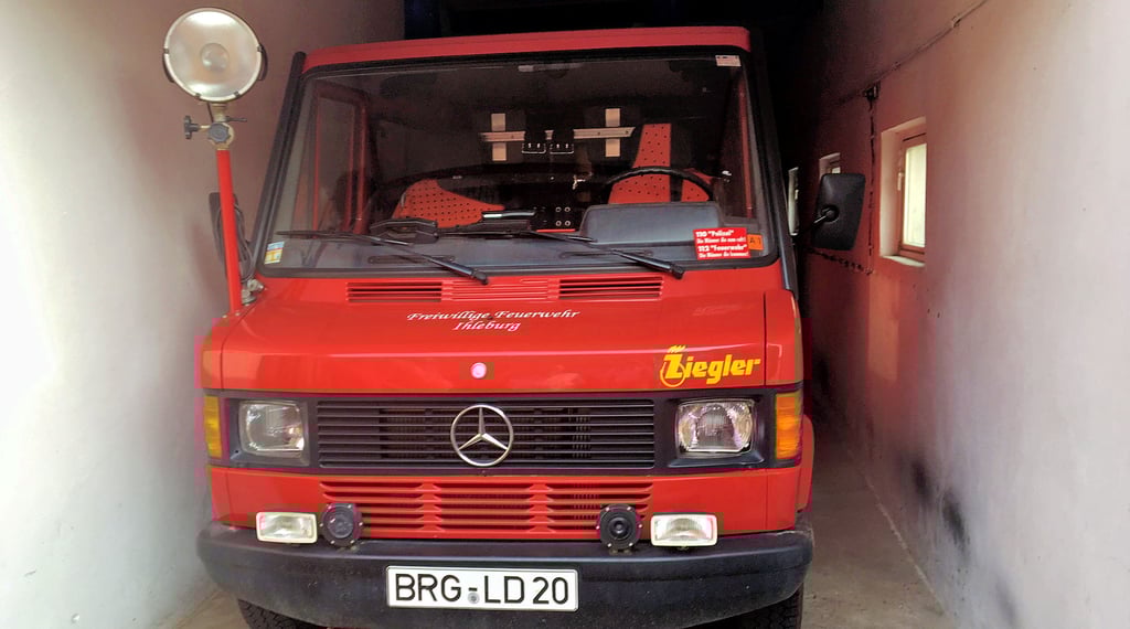Das Foto sagt alles: Das Ihleburger Feuerwehrfahrzeug muss immer noch in der viel zu beengten Garage abgestellt werden.