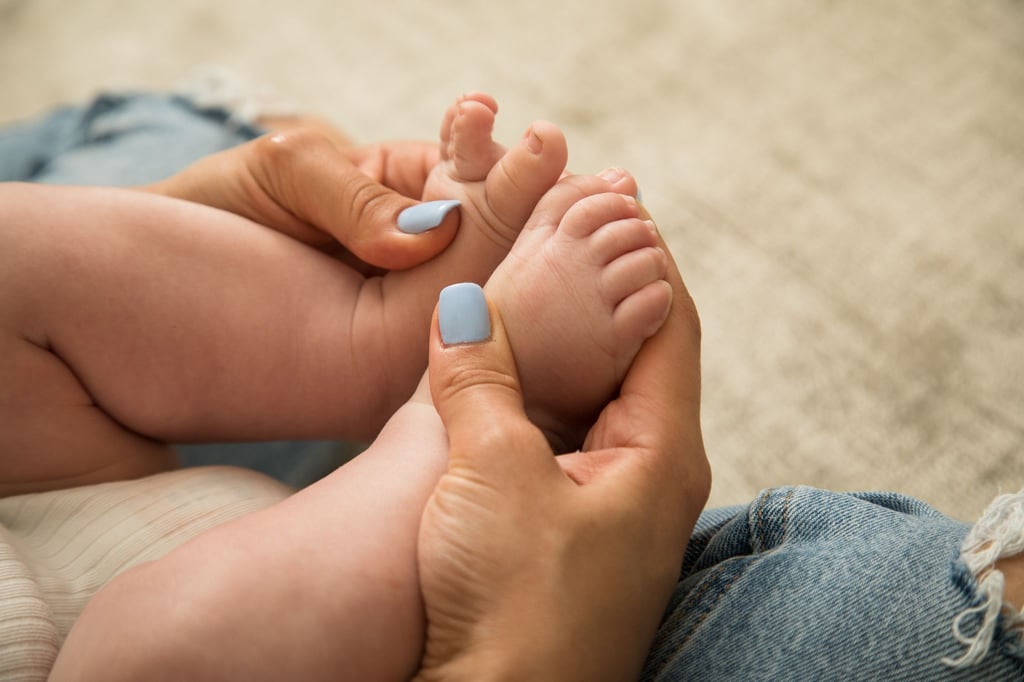 Familienglück überwindet rechtliche Hürden: Stiefkindadoption trotz Leihmutterschaft.