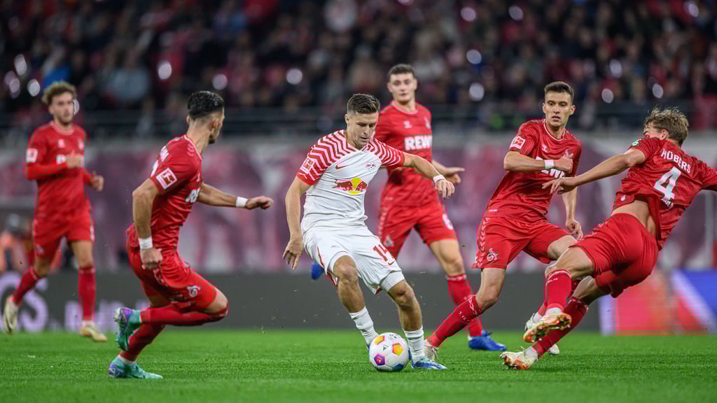 RB-Spieler Christoph Baumgartner gegen fünf Kölner Gegenspieler, darunter der Gelb-gesperrte Hübers