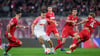 RB-Spieler Christoph Baumgartner gegen fünf Kölner Gegenspieler, darunter der Gelb-gesperrte Hübers