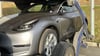 Ein betrunkener Lkw-Fahrer hat beim Einparken auf einem Rastplatz zwei Teslas auf seinem Anhänger beschädigt.