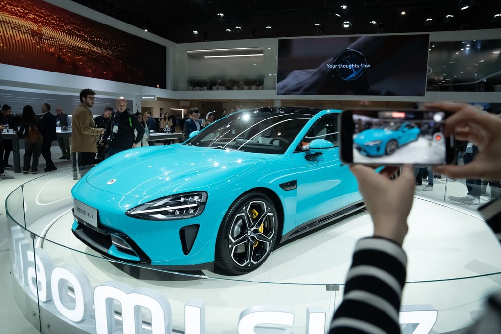 Die Limousine SU7 bei einer Präsentation auf dem Mobile World Congress in Barcelona.