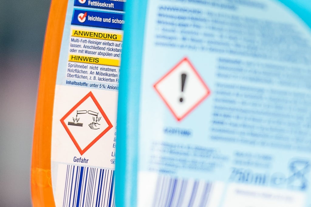 Ätzend und gefährlich: Hinweiszeichen auf Putzmittelverpackungen informieren über potenziell gefährliche Inhaltsstoffe.