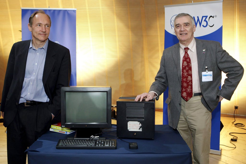 Tim Berners-Lee (l.) und Robert Cailliau, Erfinder des World Wide Web, posieren neben dem ersten Webserver, der auf diesem NeXT-Computer lief.