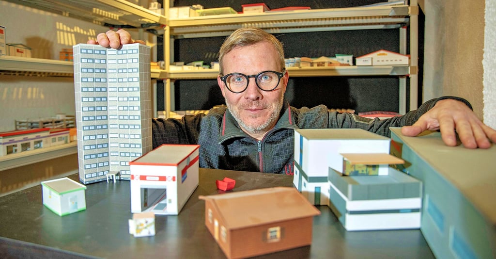 Modellbauer André Franck fertigt Gebäudebausätze aus Karton in Eigenregie und bietet sie im Onlineshop an.