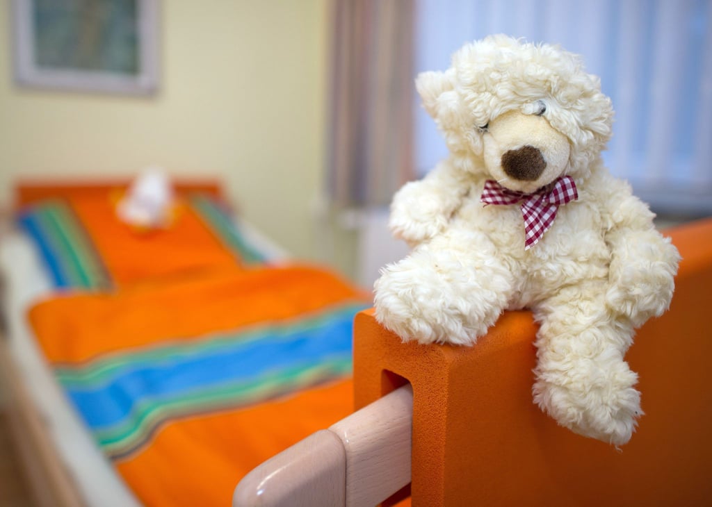 Wird der Pflegegrad bei einem Kind festgestellt, hat es Anspruch auf zahlreiche Leistungen der Pflegeversicherung, darunter Hilfsmittel wie zum Beispiel Pflegebett, Rollstuhl oder Sitzhilfen.