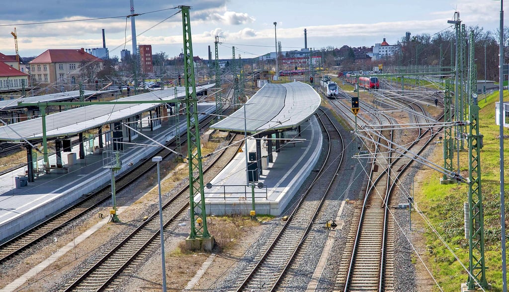 Blick auf den Hauptbahnhof Dessau: Am Bahnsteig rechts fahren normalerweise die Abelio-Züge in Richtung Aschersleben ab.