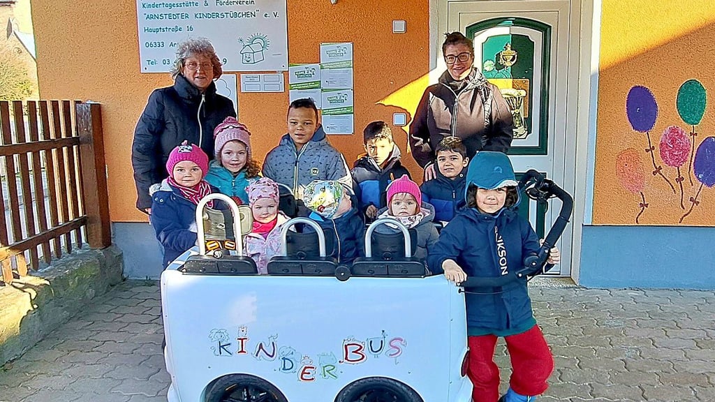 Die Kinderstagesstätte „Arnstedter Kinderstübchen" hat einen neuen Wagen gespendet bekommen.