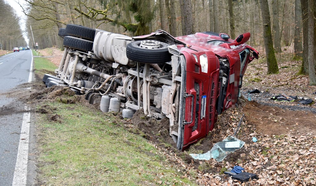 Auf der L19 zwischen Klötze und Schwiesau ist es am Dienstagmorgen zu einem Lkw-Unfall gekommen.