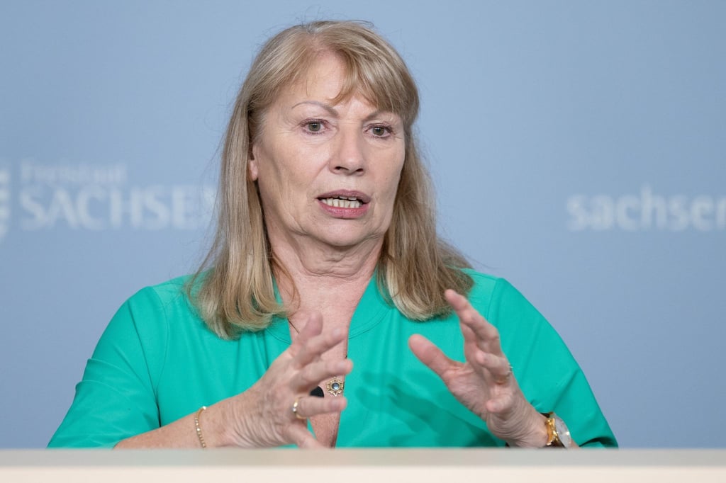 Petra Köpping (SPD), Sozialministerin von Sachsen, spricht auf einer Kabinetts-Pressekonferenz.