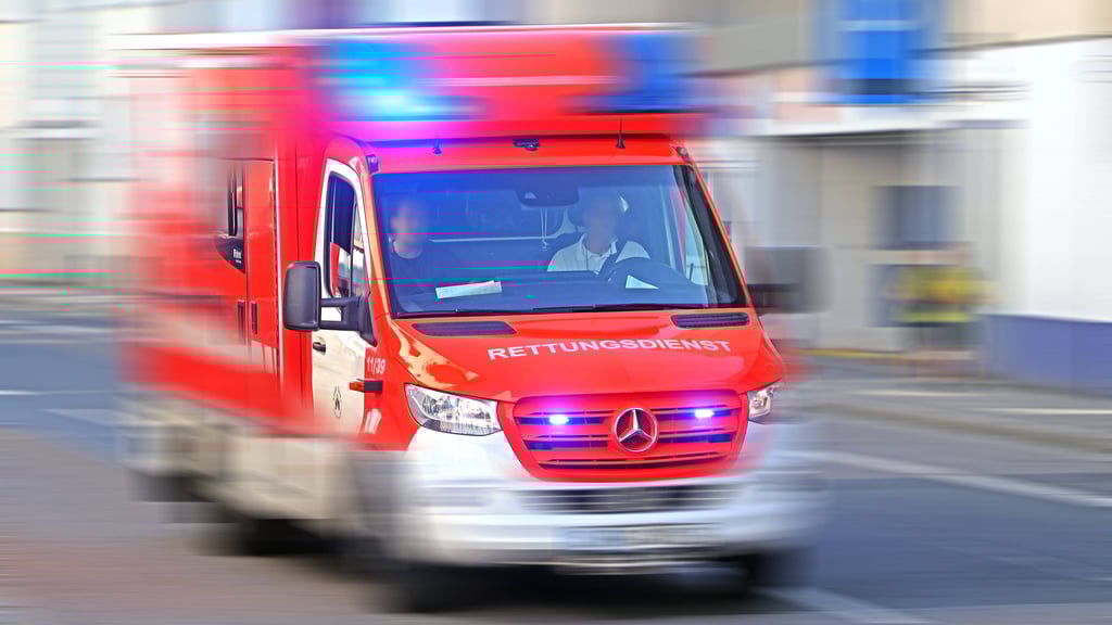 Bei einem Unfall an einer Kreuzung in Halberstadt wurde ein 50-jähriger Autofahrer schwer verletzt.
