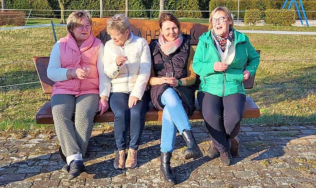 Vier Einwohnerinnen von Detershagen weihen die Mitfahrbank ein.