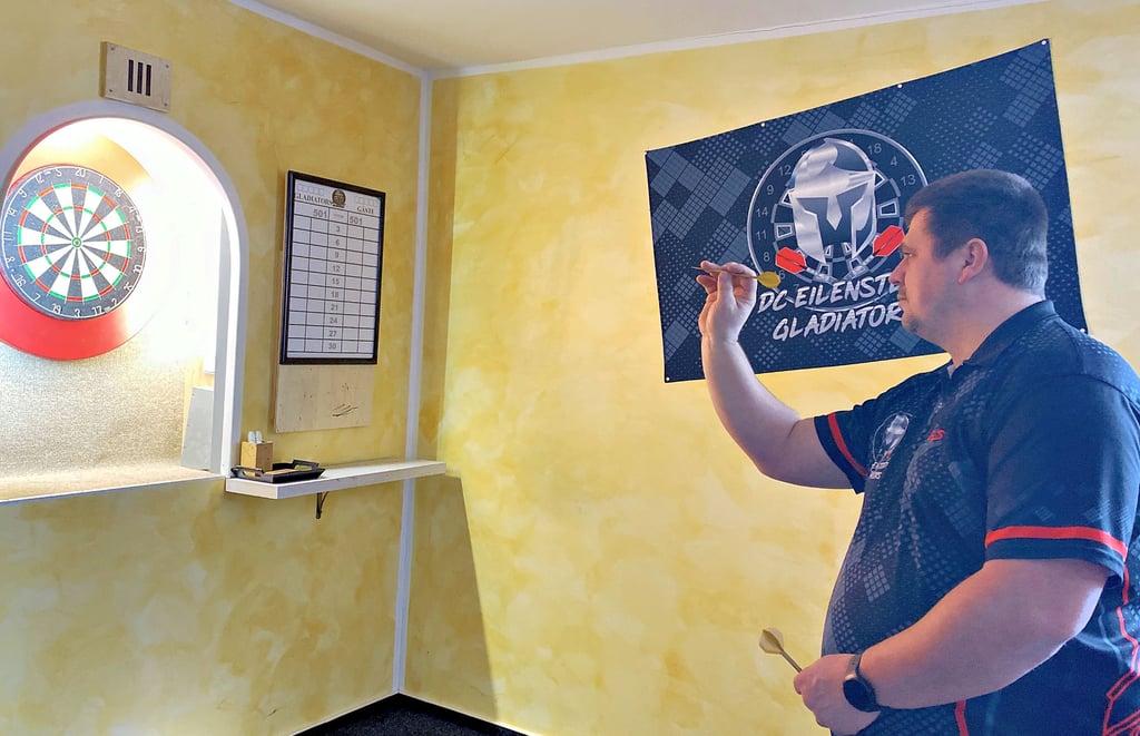 Jens Olschak im vereinseigenen Darts-Raum in Eilenstedt, der zum Training und für Turniere genutzt wird.