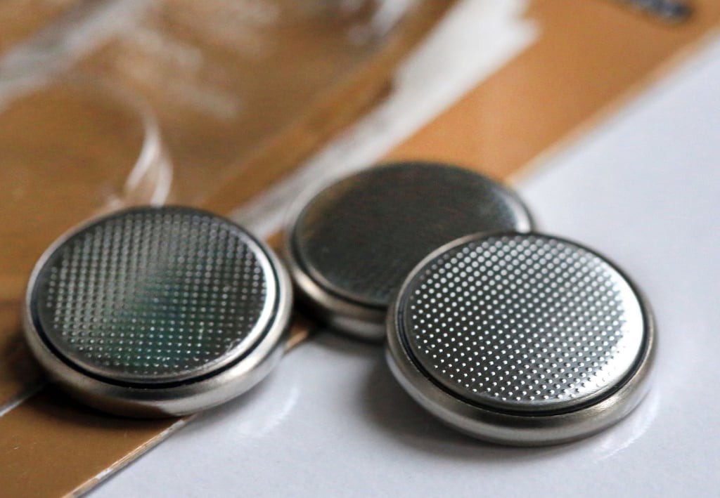 Knopfzellenbatterien sind häufig in Spielzeugen zu finden und können bei Verschlucken durch Kleinkinder schwerwiegende Verätzungen verursachen. Dabei sind „Verletzungen durch Knopfzellenbatterien zu 100 Prozent vermeidbare Unfälle“, sagt Dr. Till Dresbach, Oberarzt der Neonatologie und Kinderintensivmedizin am UKB.