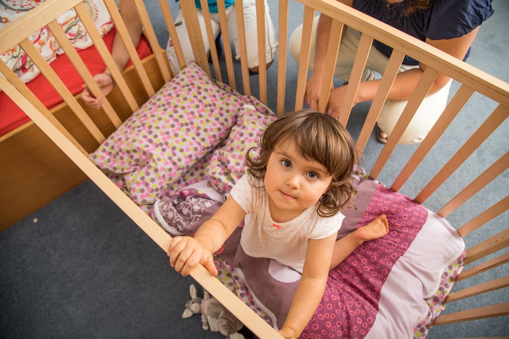 Bevor es Zeit fürs große Bett wird, können übergangsweise zwei Gitterstäben entfernt werden, damit das Kind selbstständig aus- und einsteigen kann.