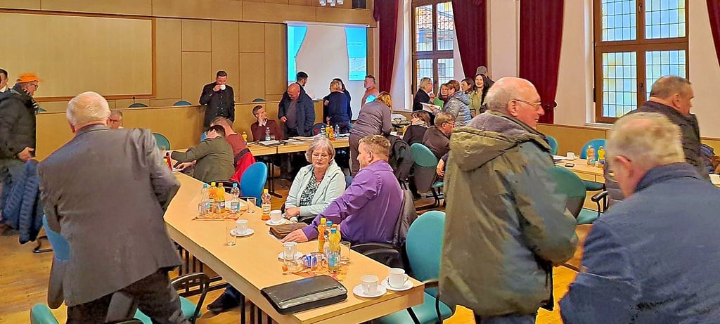 Vereinsmitglieder der LAG Börde und Bürger informieren sich im Rathaus Oschersleben über das EU-Förderprogramm.