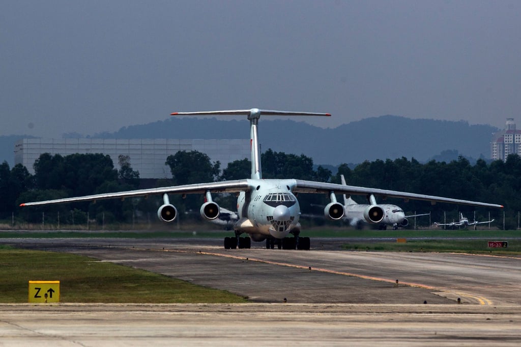 Eine Transportmaschine vom Typ Iljuschin IL-76 (Archiv)