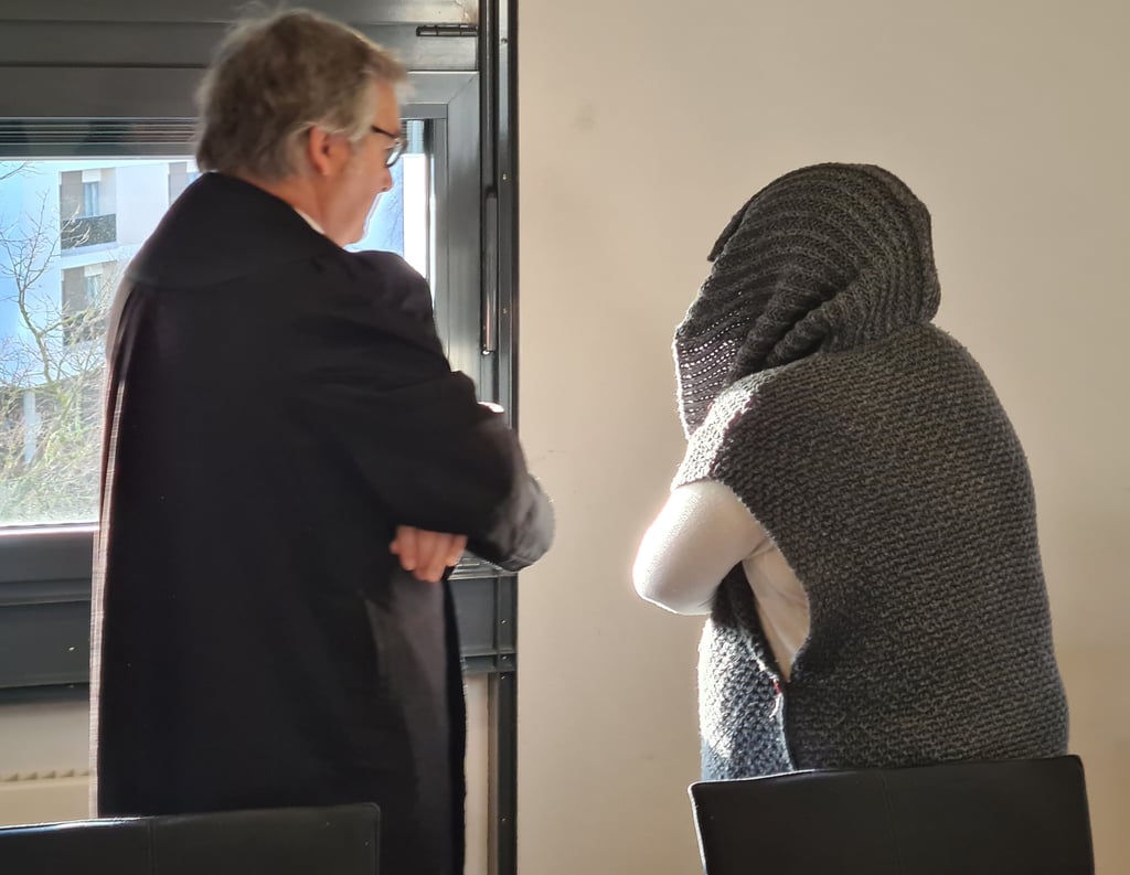 Die Ex-Buchhalterin Cornelia S. mit ihrem Strafverteidiger Ingo Lück beim Prozess in Magdeburg.