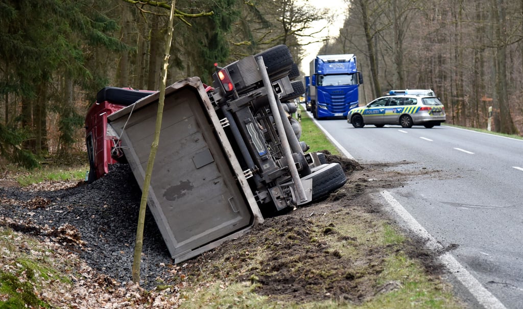 Der Lkw-Fahrer wurde bei dem Unfall auf der L19 leicht verletzt.