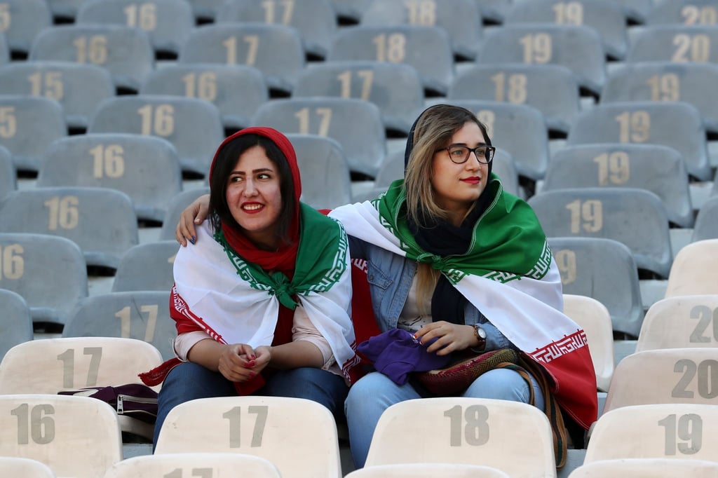 Jetzt müssen Frauen nicht mehr nur auf der Tribüne sitzen, sondern dürfen als Schiedsrichterinnen selbst mit auf dem Platz stehen.