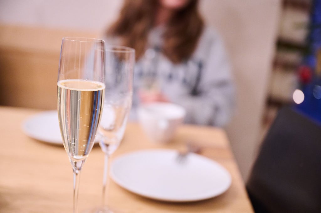 Unter Aufsicht der Eltern dürfen bislang auch Jugendliche ab 14 Jahren ein Glas Sekt trinken.