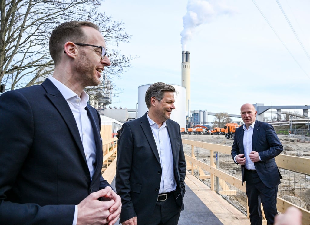 Christian Feuerherd (l-r), Robert Habeck (Bündnis 90/Die Grünen) und Kai Wegner (CDU) kommen zur Grundsteinlegung.