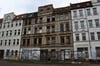 Das marode Haus an der Sieverstorstraße in Magdeburg steht seit gut zwei Jahrzehnten leer. Inzwischen ist es eine Gefahr für Fußgänger - die Feuerwehr Magdeburg musste einschreiten.