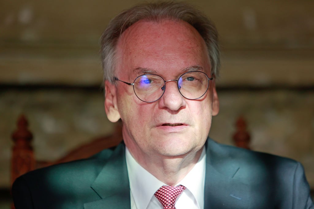 Sachsen-Anhalts Ministerpräsident Reiner Haseloff nimmt an einer Pressekonferenz teil.