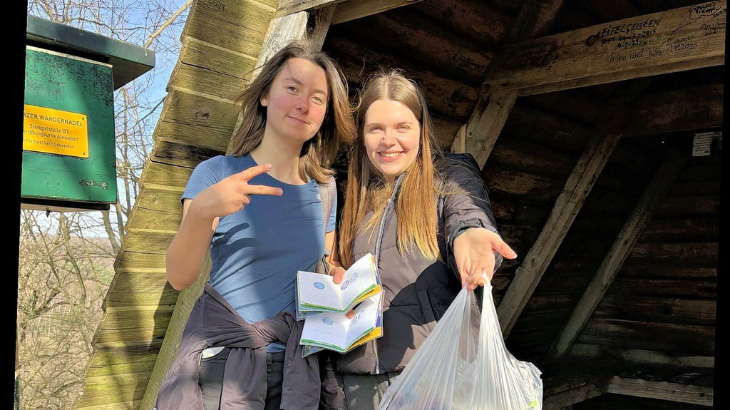 Josephine und Julia mit ihrer Ausbeute,gesammelt zwischen Alexisbad und der Verlobungsurne.