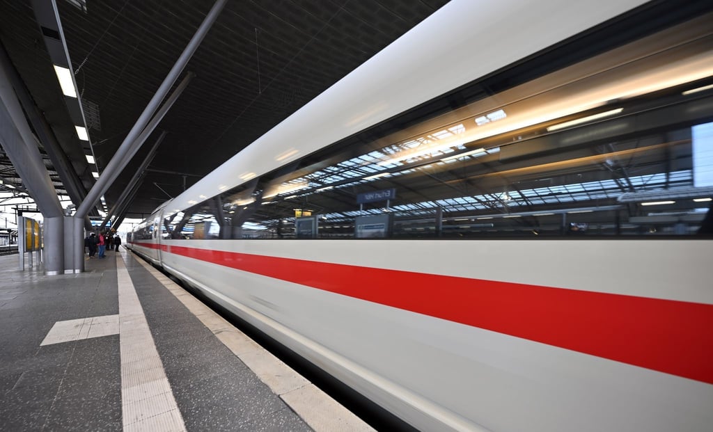 Ein ICE fährt in den Erfurter Hauptbahnhof.