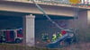 Nahe der Anschlussstelle Roßla auf der A38 war ein Lkw im Februar von einer Brücke gestürzt, der Fahrer kam dabei ums Leben. Ein Kran half bei der Bergung des verunglückten Lasters.