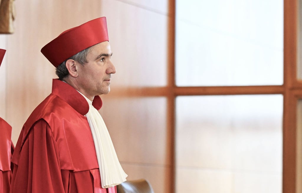 Muss das Bundesverfassungsgericht besser vor Einflussnahme durch Extremisten geschützt werden? Inhaltlich bezieht Präsident Stephan Harbarth keine Stellung.