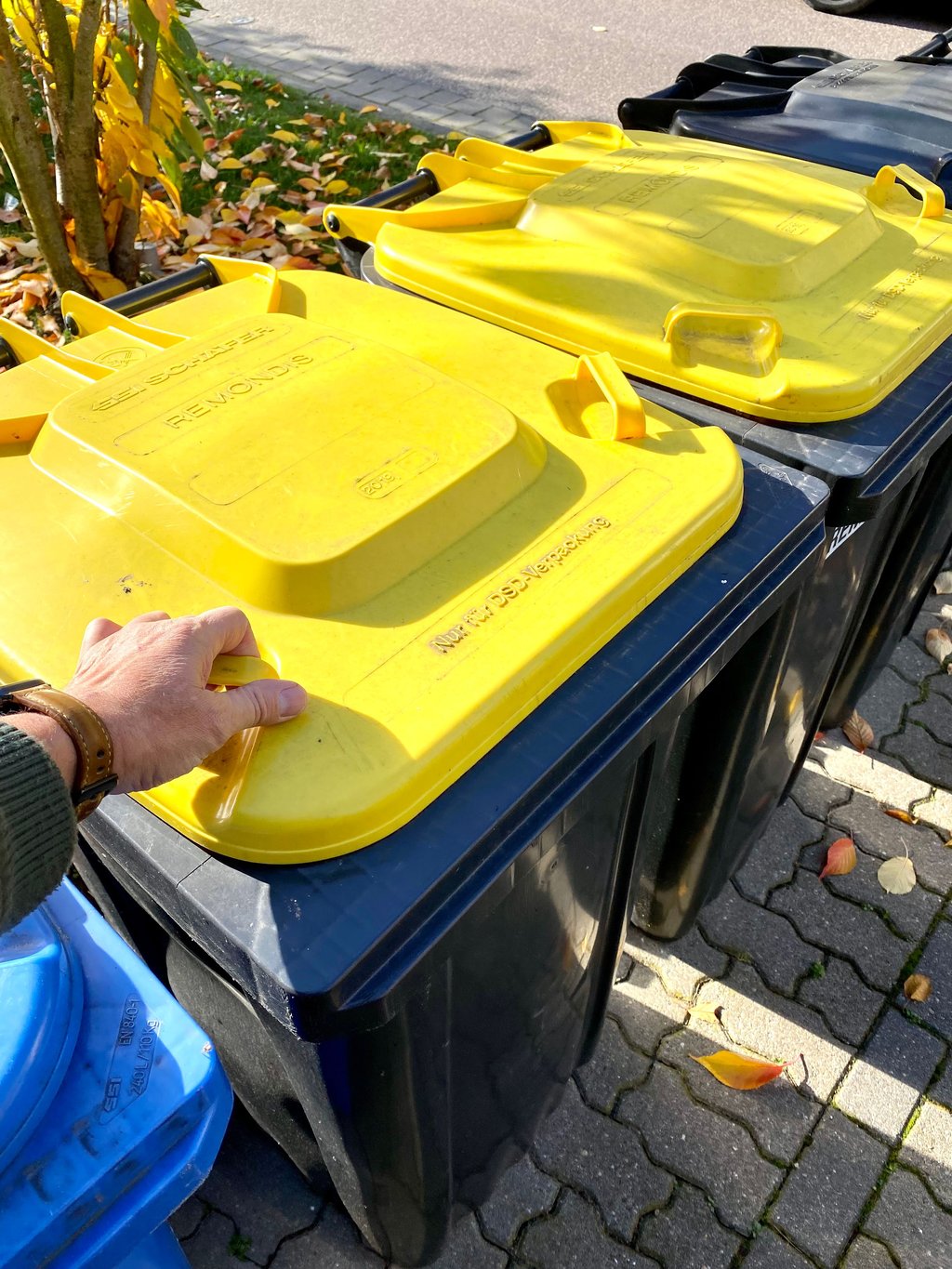 Eine gelbe Tonne im Stadtgebiet.