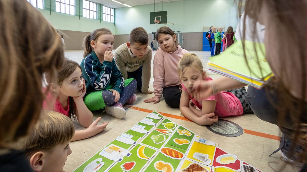 Mit der Ernährungspyramide lernen die Kinder, welche Mengenverteilung der unterschiedlichen Lebensmittel empfohlen sind.