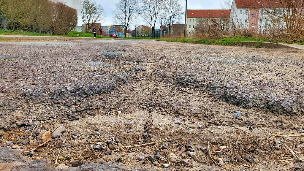 Die Meseberger Straße Ecke Heinrich-Heine-Straße weist mehrere große Löscher auf.