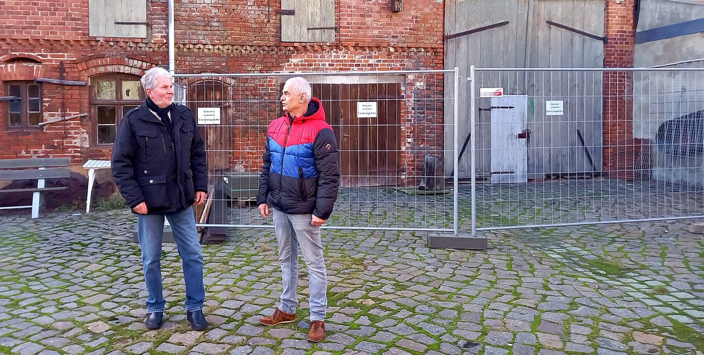 Abriss oder Sicherung: Der rechte Teil der Scheune auf dem Mühlenhof in Ebendorf darf aktuell wegen Einsturzgefahr nicht betreten werden. Der Verein, vertreten durch den Vorsitzenden Michael Oeltze (links) und seinen Stellvertreter Heinz Reckler, würde gern das gesamte Gebäude nutzen. Im linken Gebäude ist die historische Elektromühle untergebracht.