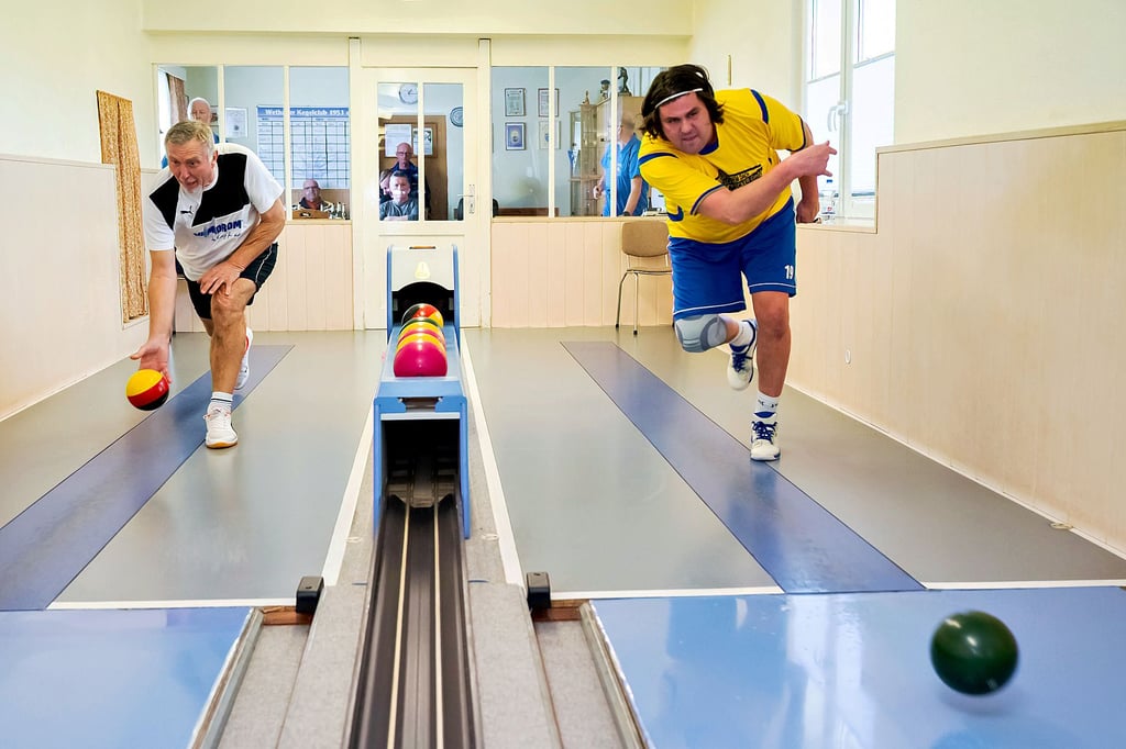 Der Wethauer Vereinsvorsitzende Gerhard Henschler (l.) im Duell mit dem Nebraer Michael Staake: Das gastgebende KC-Team setzte sich durch und kletterte auf Rang drei der Kreisoberliga-Tabelle.
