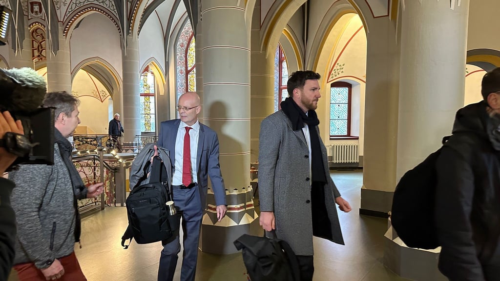 Halles Oberbürgermeister Bernd Wiegand vor dem Landgericht Halle.