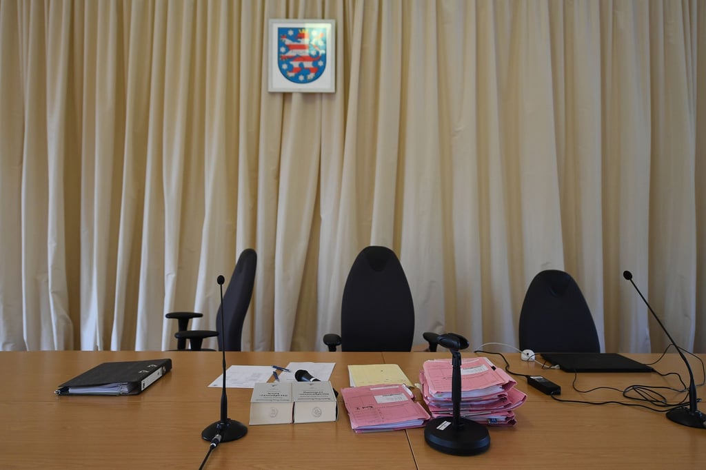 Akten liegen zum Prozessauftakt im Landgericht auf einem Tisch.