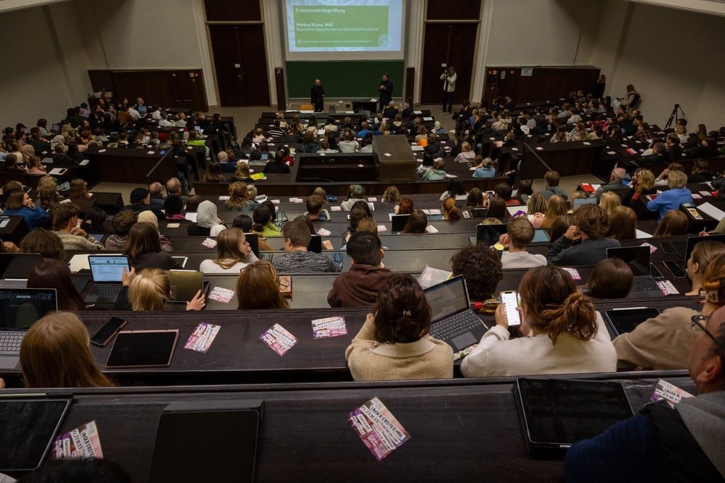 Studenten bei der Einführungveranstaltung im Audimax der Ludwig-Maximilians-Universität im vergangenen Oktober.