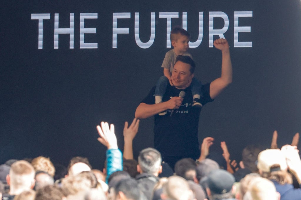 Tesla-Chef Elon Musk ist in die Tesla-Fabrik in Grünheide gekommen.