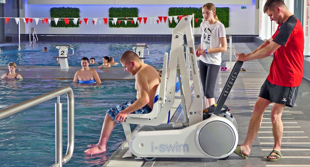 Den Ein- und Ausstieg ins Schwimmbecken des Bewos-Badezentrums in Oschersleben schafft der 21-jährige Eric Wurzer mit Hilfe eines Schwimmbadlifters.
