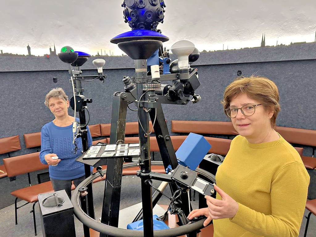 Elke Sommer (links) und Ines Illig am Zeiss-Projektor, das Herzstück des Planetariums in der Burger Kirchhofstraße.