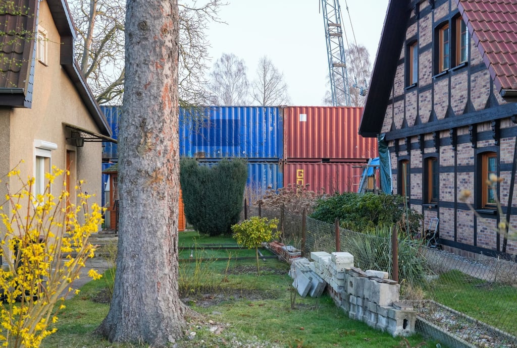 Eine Schutzwsand aus Containern ist auf dem Grundstücks im Ortsteil Lehnitz gebaut, auf dem in mehr als fünf Metern Tiefe eine Weltkriegsbombe gefunden wurde.