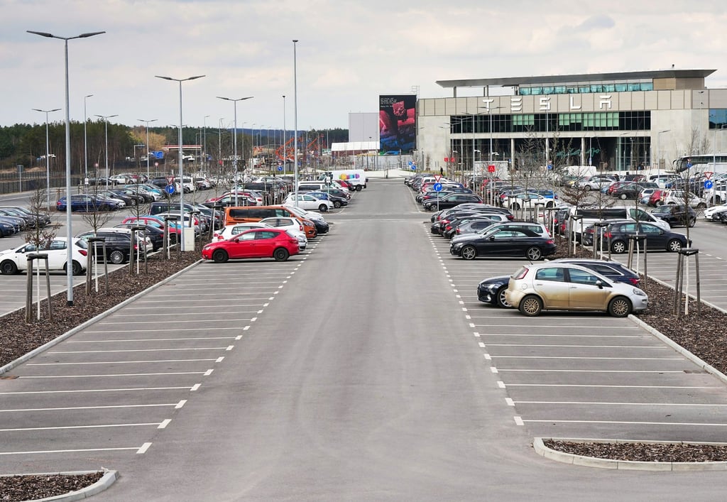 Viele Plätze auf dem Parkplatz vor dem Eingang zur Tesla Gigafactory sind nicht besetzt.